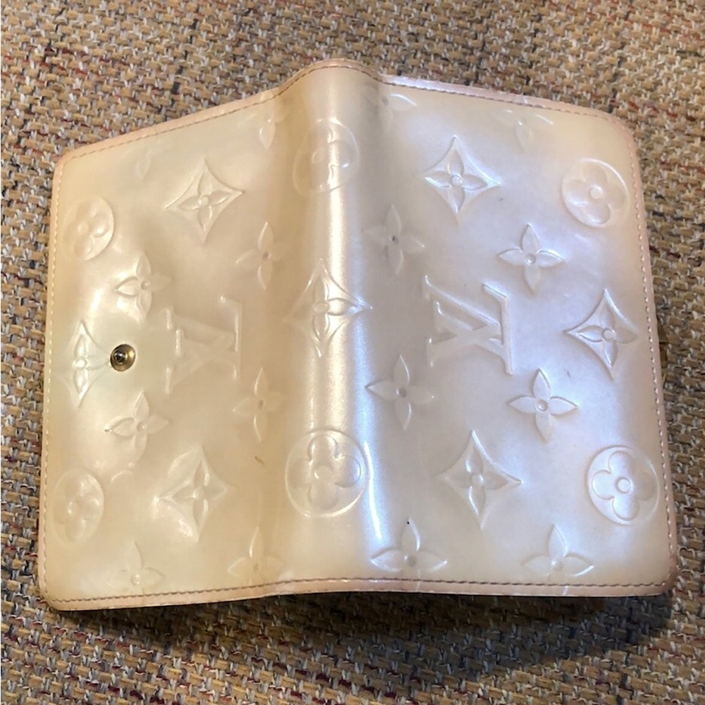LOUIS VUITTON Ivory Vernis Leather Kiss Lock Bifold Wallet MI0076 - Picture 12 of 17